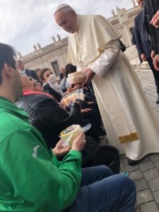 Papa Francesco con in mano il pecorino appena ricevuto in regalo